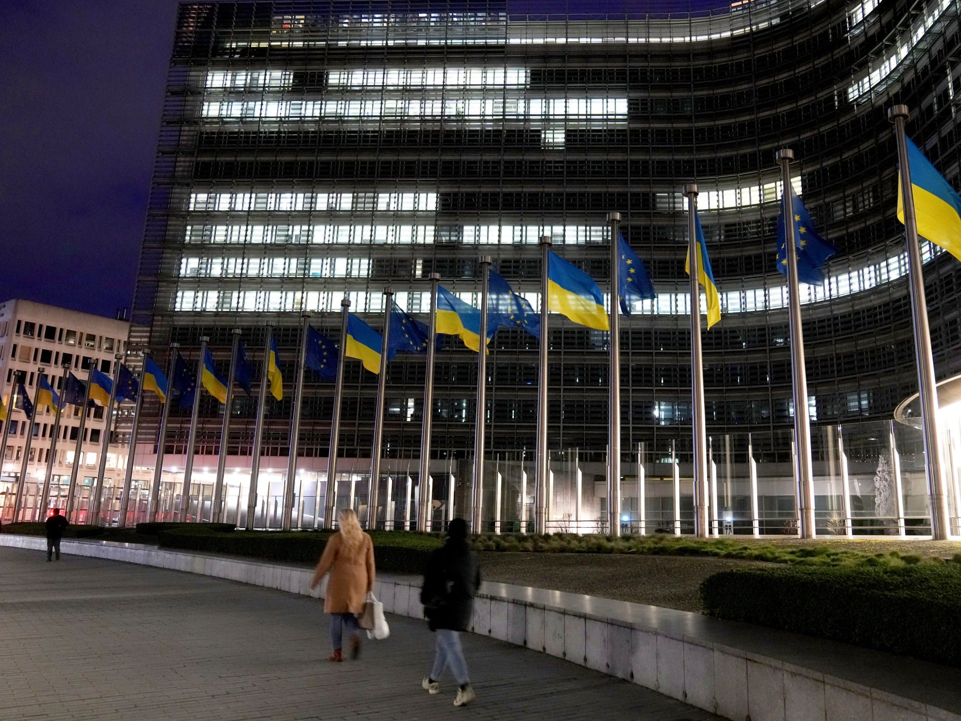 Ukraine marks war’s third anniversary with support mired in uncertainty | Russia-Ukraine war News