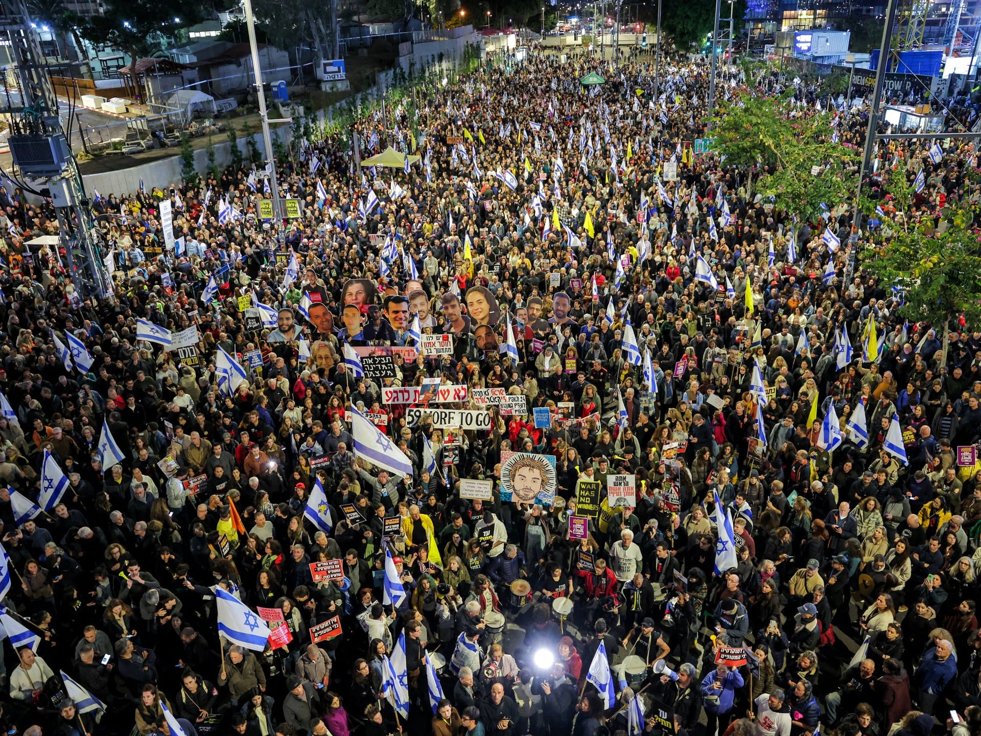 Thousands of Israelis protest Shin Bet chief’s dismissal, for captives | Israel-Palestine conflict News Thousands of Israelis protest Shin Bet chief’s dismissal, for captives | Israel-Palestine conflict News