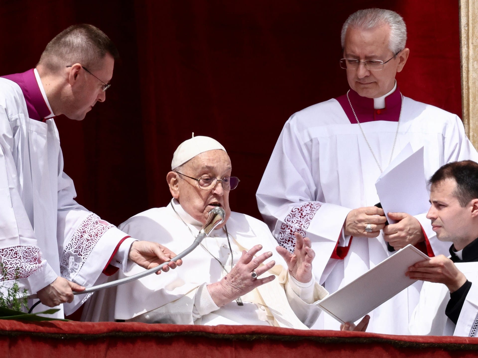 In brief Easter appearance at Vatican, Pope Francis urges Gaza ceasefire | Israel-Palestine conflict News In brief Easter appearance at Vatican, Pope Francis urges Gaza ceasefire | Israel-Palestine conflict News