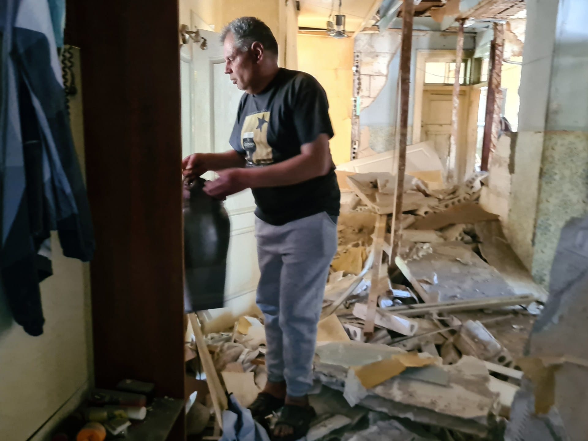 Death, debris and anger about Trump after Russia’s strike on Kyiv | Russia-Ukraine war News